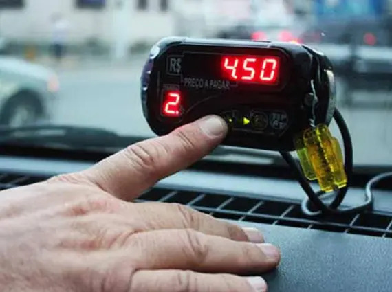 Taxistas ganham isenção de taxa e prazos maiores para vistoria de taxímetros