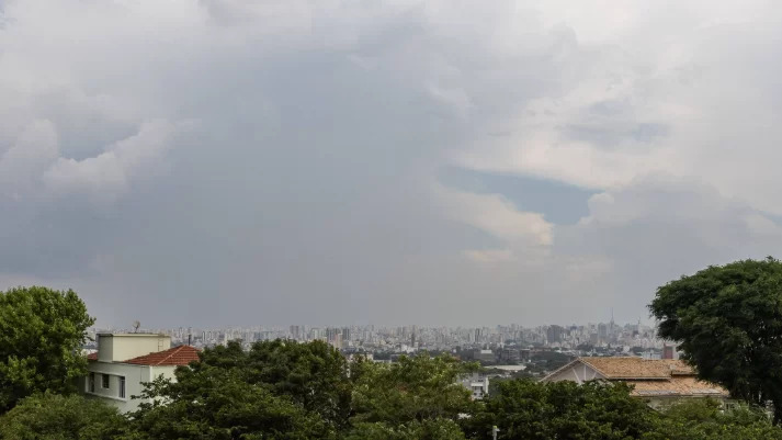 Ceará tem sol entre nuvens e chuvas isoladas até sexta-feira