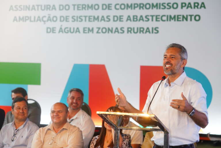 Ceará investe R$ 1,4 milhão e leva água tratada a 2.704 famílias rurais