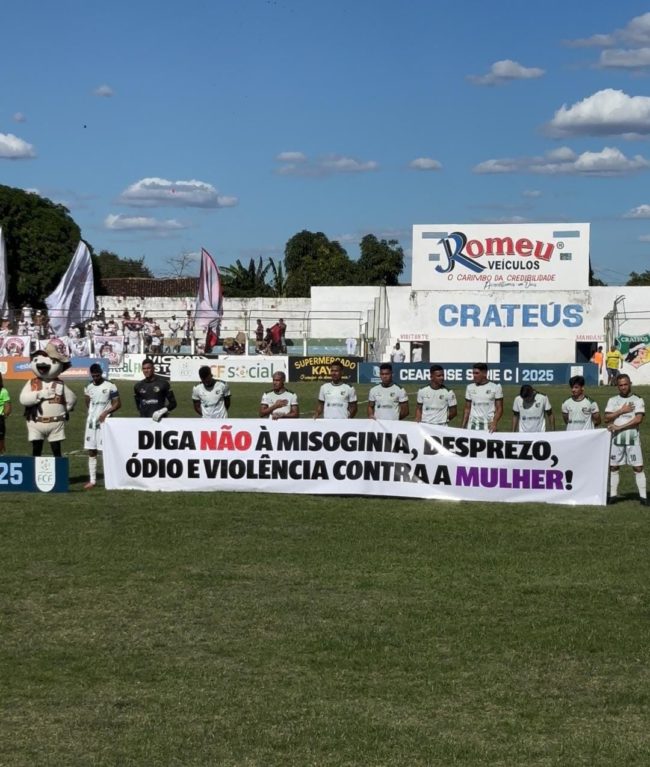 Jogadores exibem faixa de combate à falas machistas e misoginia proferidas contra Janaína Farias, prefeita de Crateús - (Foto: Reprodução)