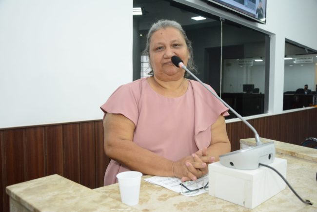 Tia Francisca afirmou que a atitude partiu de colegas da Casa. A vereadora se emocionou ao fazer o relato na Câmara Municipal - (Foto: CMFor)