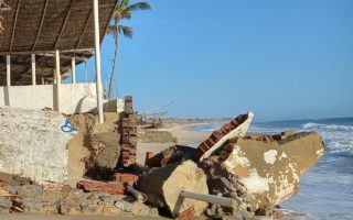 Outras comunidades litorâneas de Beberibe estão sendo afetadas com o avanço da maré, mas Uruaú segue como a mais afetada - (Foto: Nilson Lima)
