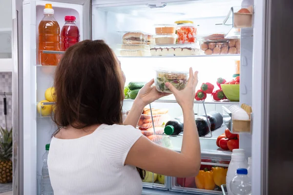 Inflação contrasta queda de alimentos e aumento de despesas essenciais
