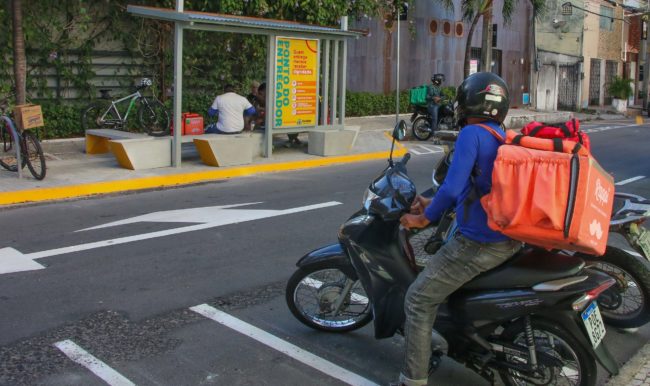 Projeto prevê crédito para refeição a trabalhadores de aplicativos