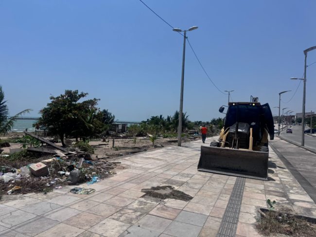 Mais de 100 barracas e edificações irregulares são retiradas em Fortaleza
