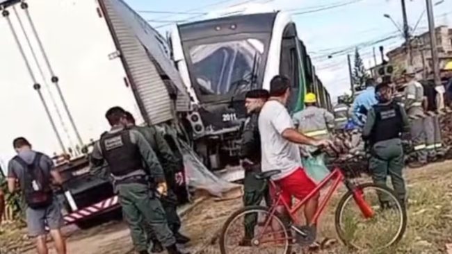 Motorista é hospitalizado após colisão de caminhão e VLT em Fortaleza