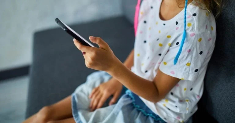 Nova lei obriga plataformas digitais a vincular contas de menores a responsáveis