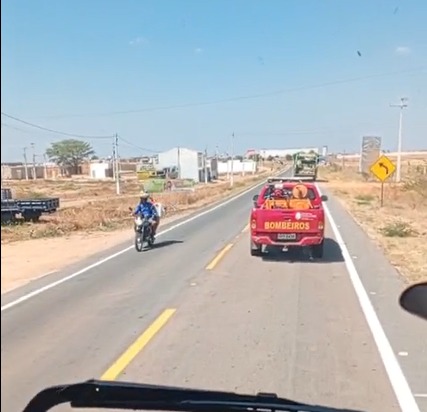 Incêndio de grandes proporções se alastrou com a força do vento; a principal suspeita é de causa acidental - (Foto: Reprodução)