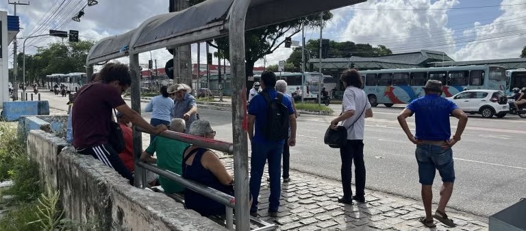 Empresas alegam crise financeira e cortam 25 linhas de ônibus em Fortaleza