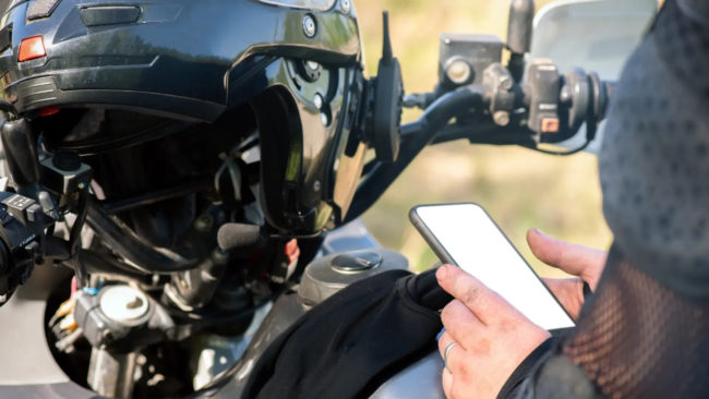AMC garante que motociclistas não serão autuados por consultar GPS durante trabalho