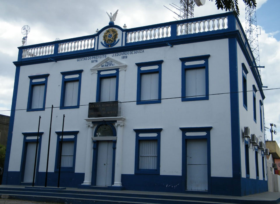 Juíza cassa vereadores de Limoeiro por suspeita de troca de votos por óculos