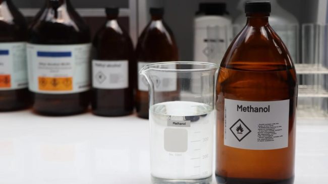 De acordo com as últimas atualizações, o Ceará descartou mais um caso de intoxicação por metanol - (Chemical industry / Shutterstock).