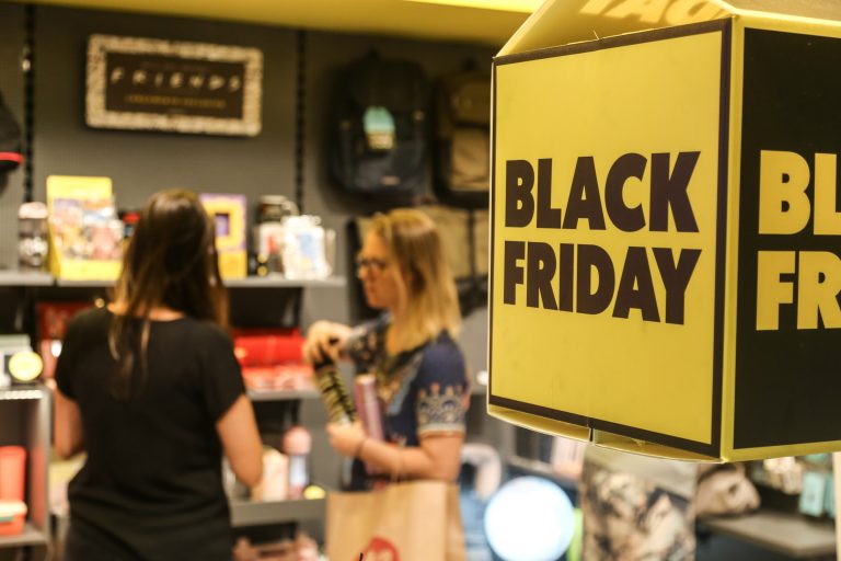 Pesquisa aponta cautela e endividamento de brasileiros na Black Friday