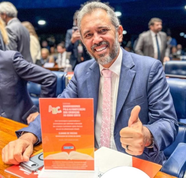 Senado homenageia Elmano de Freitas mais outros quatro governadores por política de alfabetização na idade certa - (Foto: Reprodução)