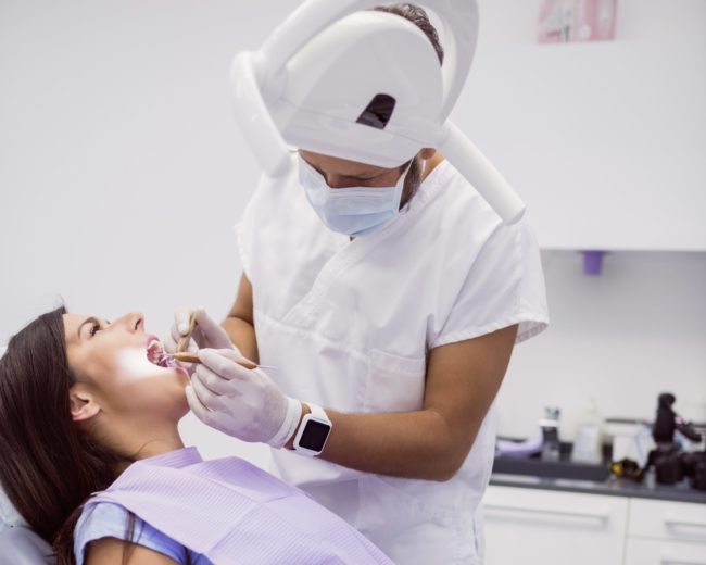 Tratamento do câncer de mama exige atenção com a saúde bucal, alertam dentistas