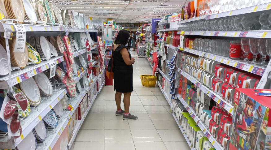 Crédito caro e famílias endividadas afetam confiança do comércio, aponta CNC