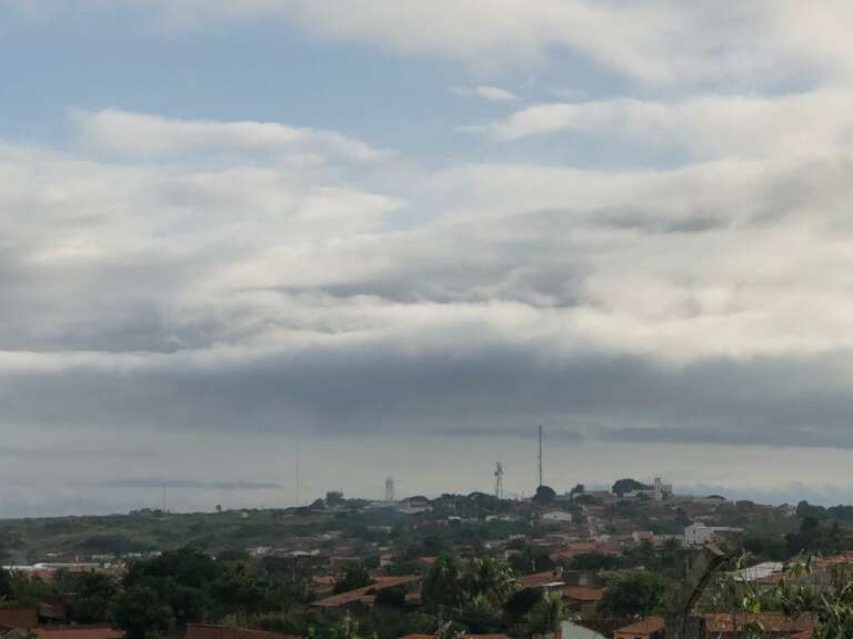 Chuvas isoladas e ventos fortes marcam chegada de frente fria ao Ceará