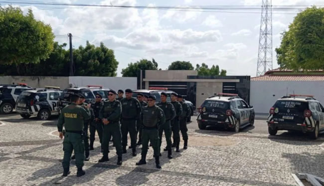 PMCE conduz 236 pessoas à delegacia e apreende 48 armas de fogo em três dias