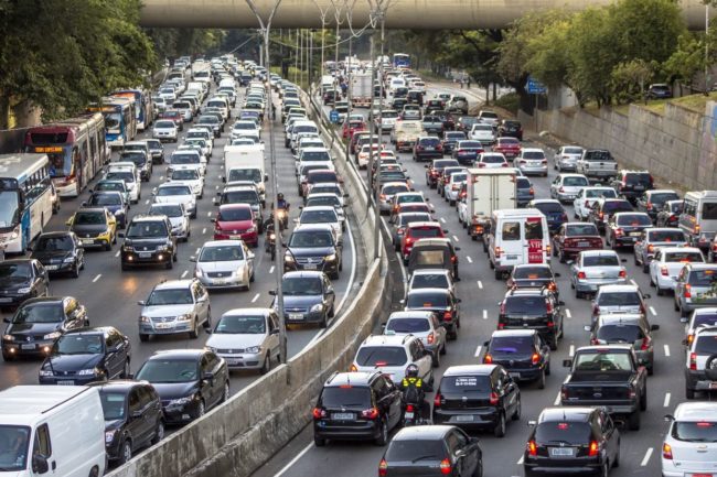 Mais da metade dos brasileiros passam até 30 minutos a caminho do trabalho