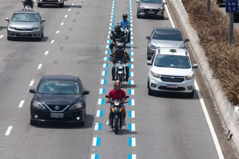 Fortaleza inicia implantação da primeira Faixa Azul para motocicletas