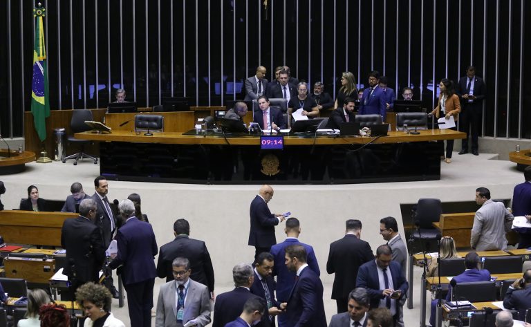 Deputados aprovam medida que acelera processos sobre mortes de menores