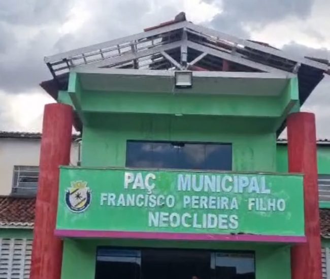 Além da estrutura da Prefeitura de Salitre, houve prejuízo para donos de propriedades particulares na Zona Rural do município - (Foto: Reprodução)