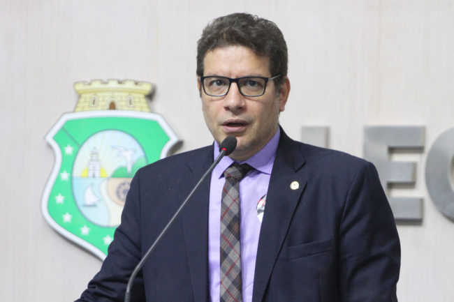 Na crítica, parlamentares do Psol se dizem "traídos" e afirmam que Evandro beneficiou os maios favorecidos com novo Plano Diretor (Foto: Alece)
