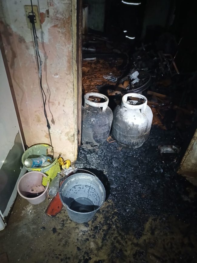 Ninguém ficou ferido, já que o incêndio ocorreu no período em que a família prejudicada esteva fora da residência - (Foto: Reprodução)