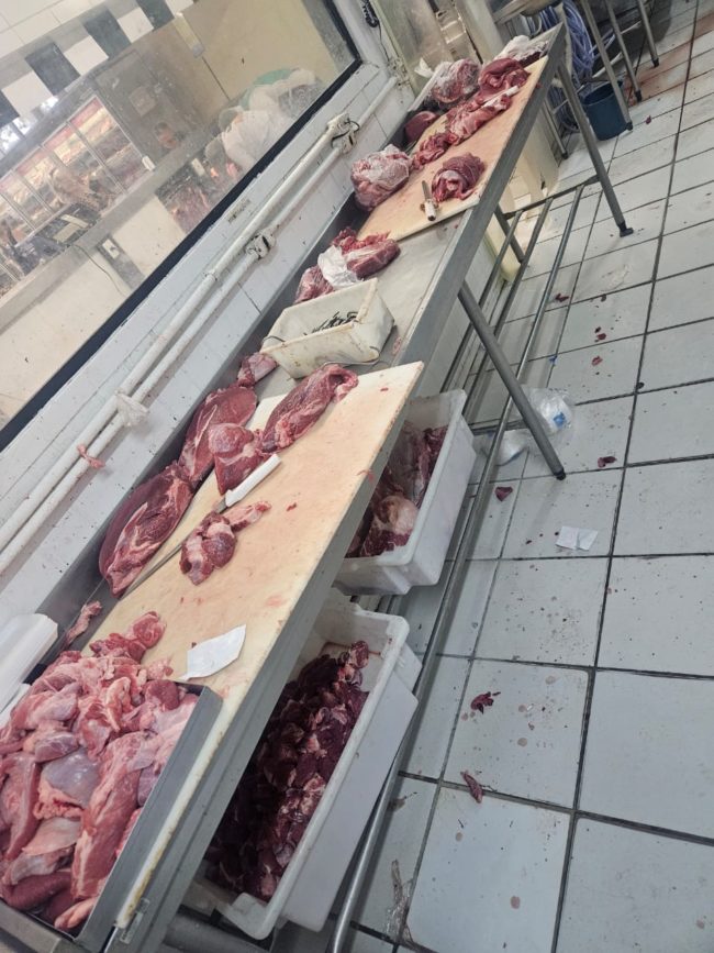 Após denúncias, Decon interdita supermercado; estabelecimento violava as normas sanitárias na cidade de Fortaleza (Foto: Reprodução)