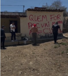 De acordo com o delegado, duas pessoas suspeitas de envolvimento com a pichação foram presas com munição, armas e drogas (Foto: Reprodução)