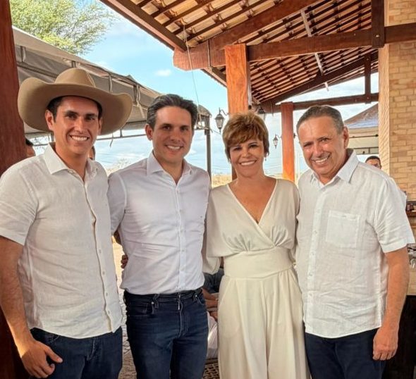 Colega de Domingos Neto (PSD), Hugo Motta prestigia a abertura da FestBerro em Tauá, no interior do Ceará - (Foto: FestBerro)