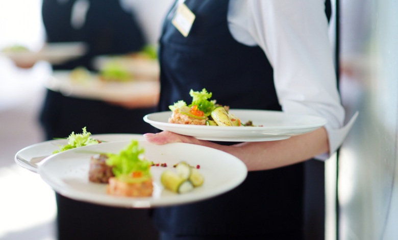 Bares e restaurantes preveem reforço de equipe no fim de ano, indica Abrasel