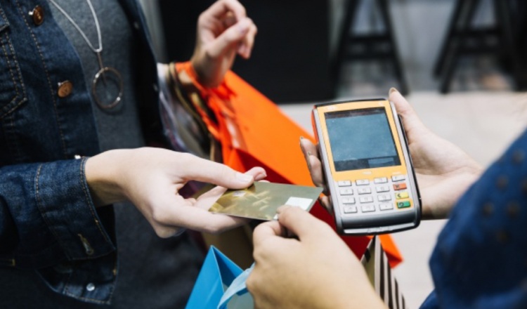 Confiança do consumidor sobe novamente e alcança maior patamar desde 2024