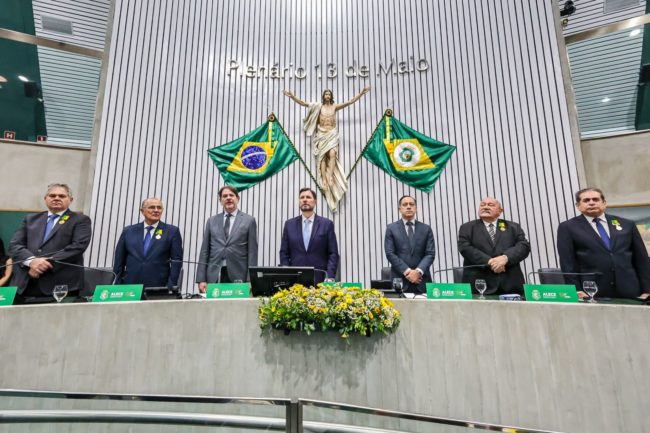 Alece homenageia deputados com a Medalha Paulo Sarasate