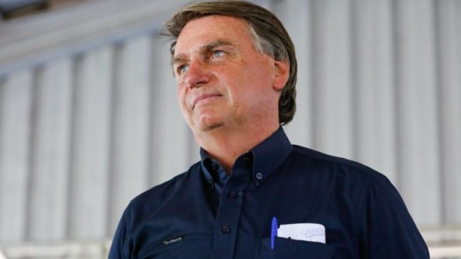 Bolsonaro segue internado para tratamento de crises de soluços