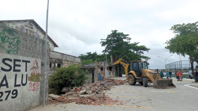 Laudos da Defesa Civil motivam demolição de muro da antiga Casa de Forró, em Fortaleza