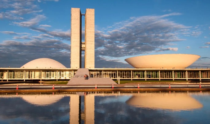 Quase metade dos brasileiros rejeita redução de penas por tentativa de golpe