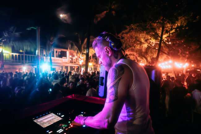 Evento gratuito leva música eletrônica à Praia do Cumbuco neste sábado