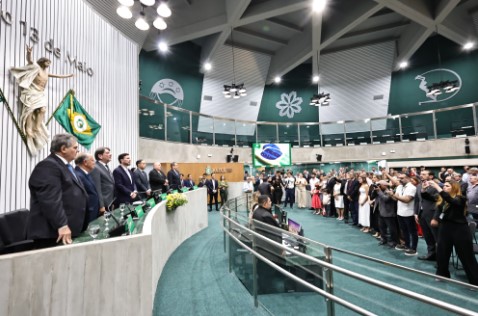 Alece homenageia deputados com a Medalha Paulo Sarasate