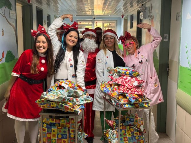 Ação leva Papai Noel e voluntários à ala pediátrica do Waldemar Alcântara
