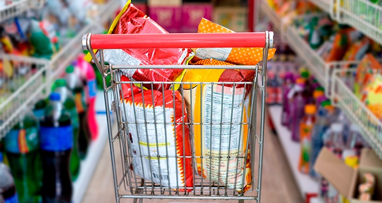 Consumo de ultraprocessados mais que dobra no Brasil desde os anos 1980