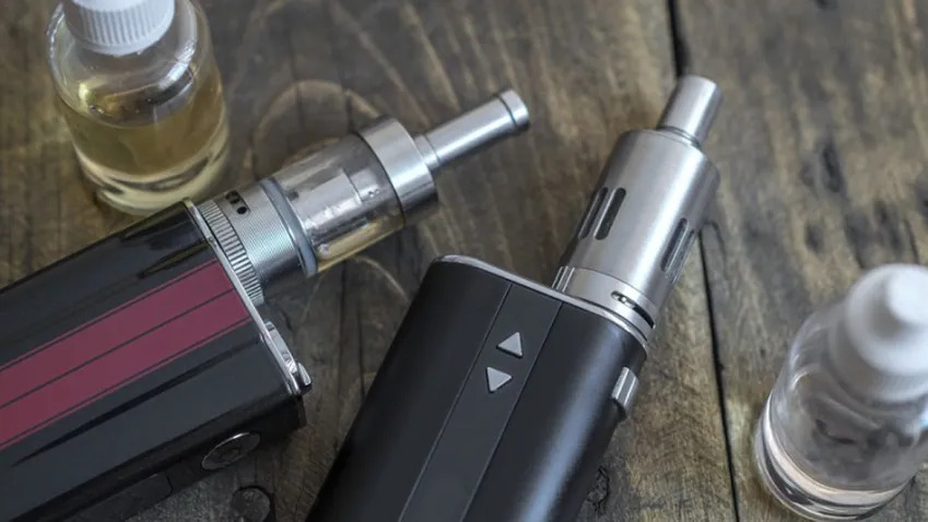 Cigarros eletrônicos ilegais e legais têm potencial tóxico, mostra estudo