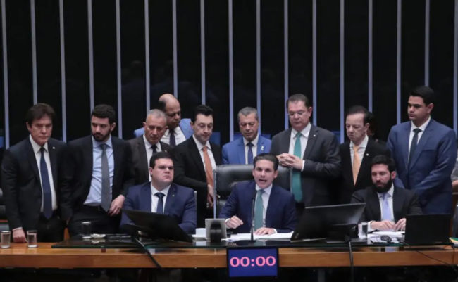 Câmara aprova mudança que pode reduzir pena de Bolsonaro