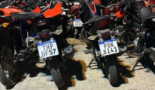 Os responsáveis pelo confronto com os policiais utilizavam as motos, já roubadas, para realizar suas ações criminosas - (Foto: Reprodução)