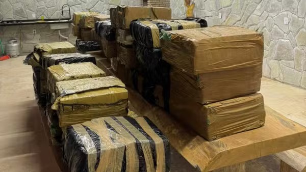 Bunker é descoberto em Aquiraz com armas, munições e uma tonelada de drogas