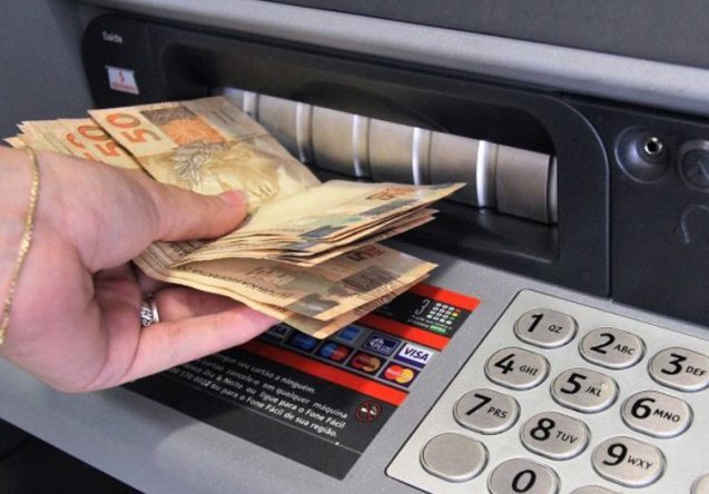 Governo do Ceará injeta R$ 2,7 bilhões na economia com antecipações salariais