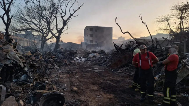 Bombeiros encerram operações após incêndio em Sucata, em Fortaleza