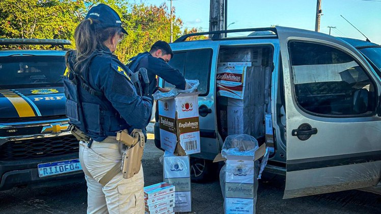 PRF apreende 16,5 mil maços de cigarros após perseguição em Aquiraz