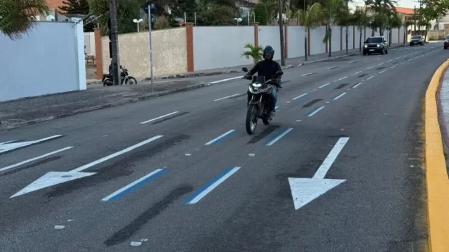 De acordo com a Prefeitura, as motofaixas prometem dar mais seguranças e celeridade aos motociclistas de Fortaleza - (Foto: Reprodução)