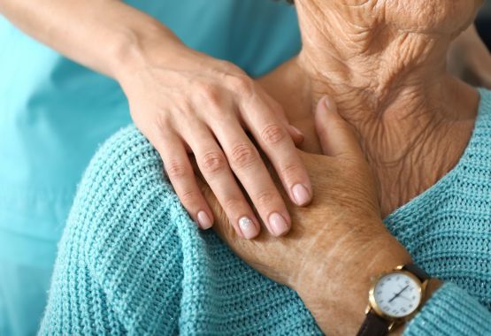 Apoio emocional reduz sintomas de depressão em idosos, revela estudo